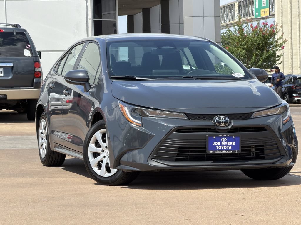 Used 2025 Toyota Corolla LE FWD image 2
