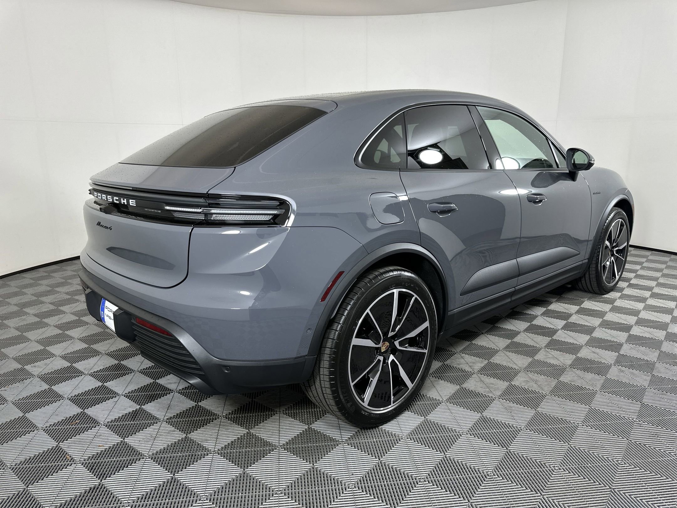 Used 2025 Porsche Macan 4 Electric image 10