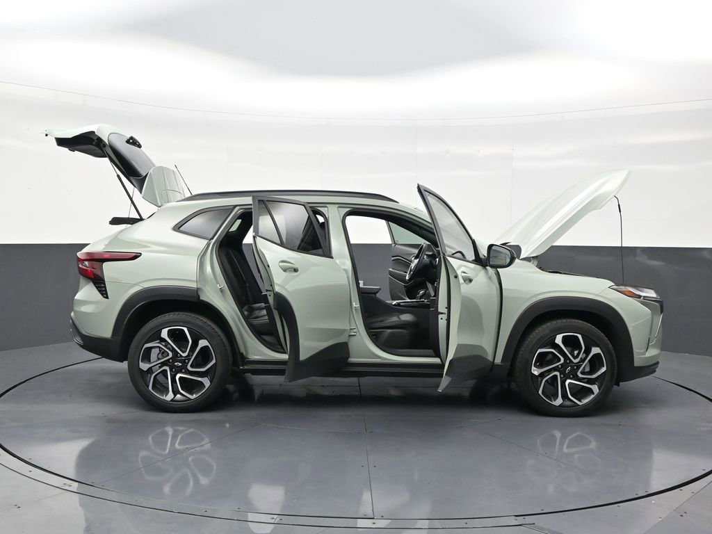 Used 2024 Chevrolet Trax RS w/ Sunroof Package FWD image 29