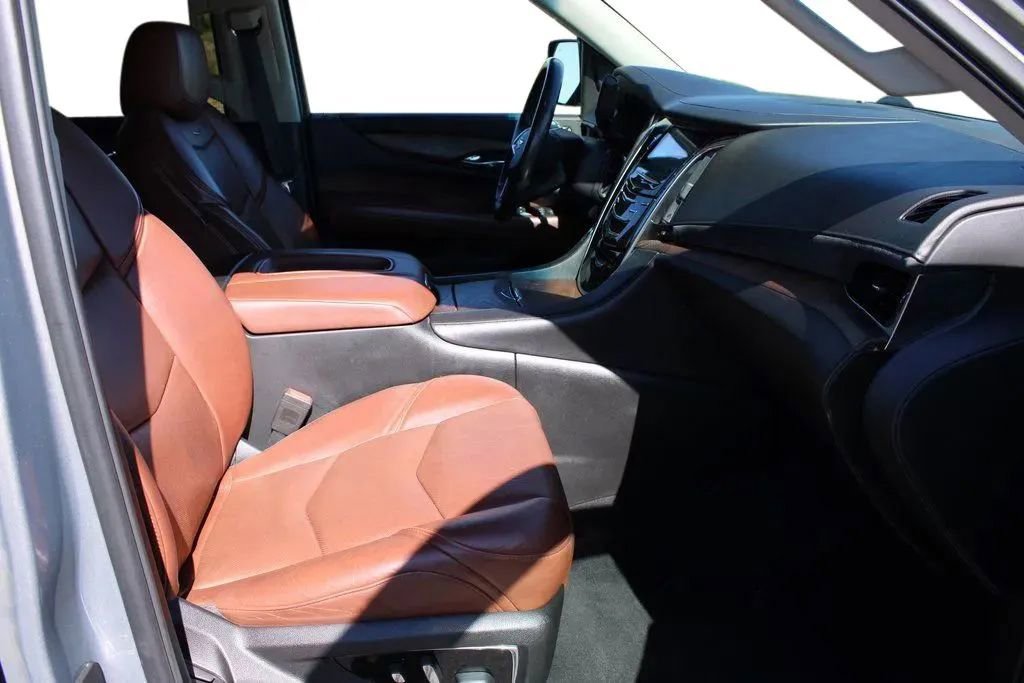Used 2018 Cadillac Escalade Premium Luxury image 16