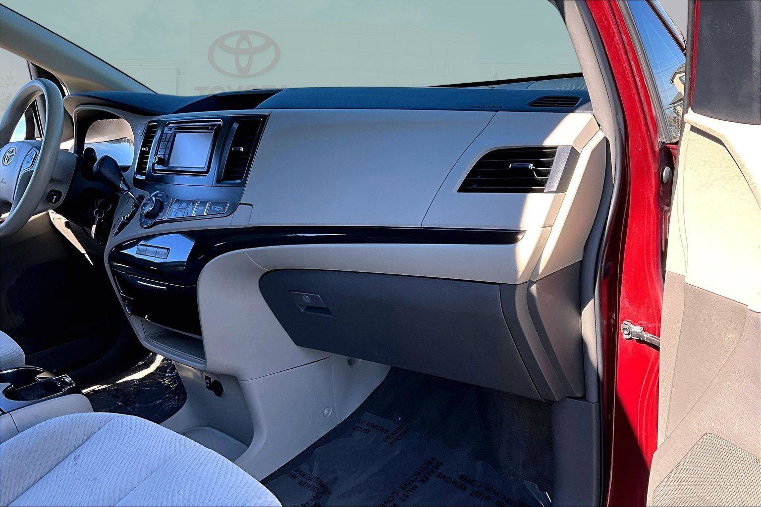 Used 2013 Toyota Sienna LE w/ Towing Pkg image 15