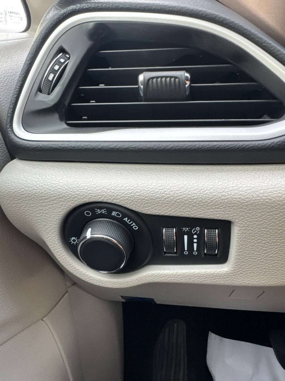 Used 2022 Chrysler Voyager LX FWD image 22