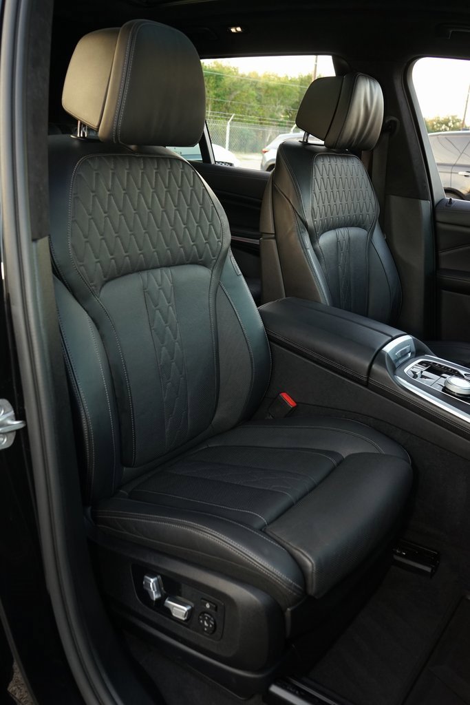 Used 2021 BMW X7 M50i image 10