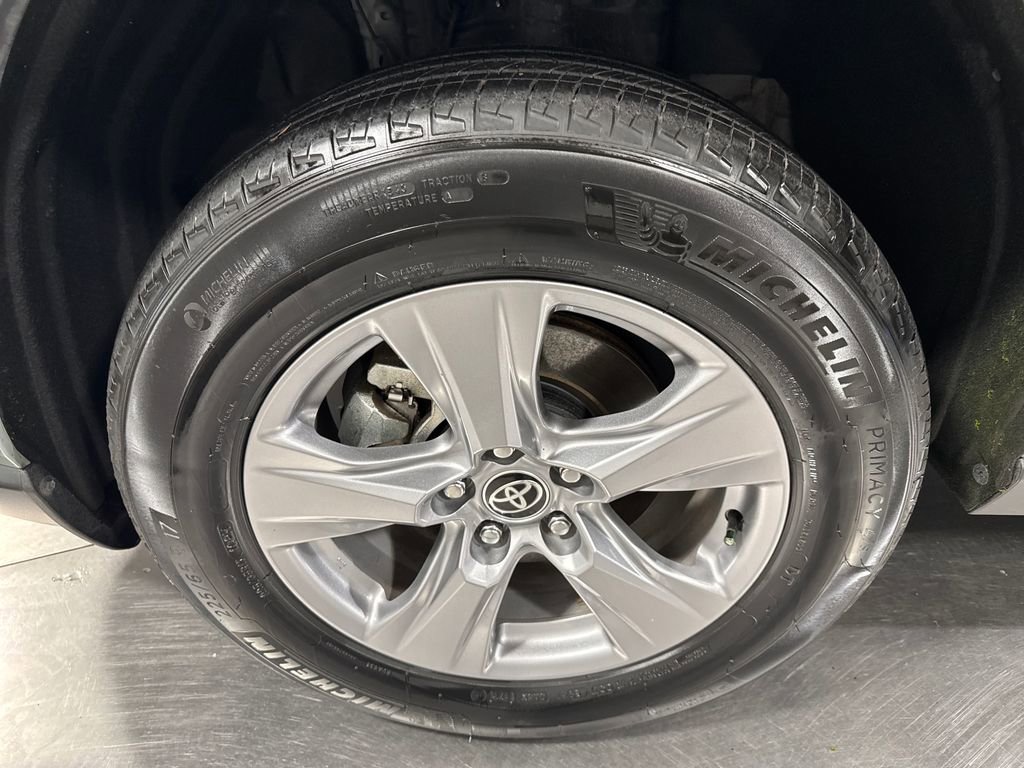 Used 2022 Toyota RAV4 XLE AWD/4WD image 2