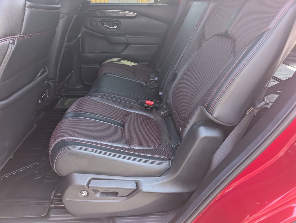 Used 2025 Honda Pilot Black Edition image 9