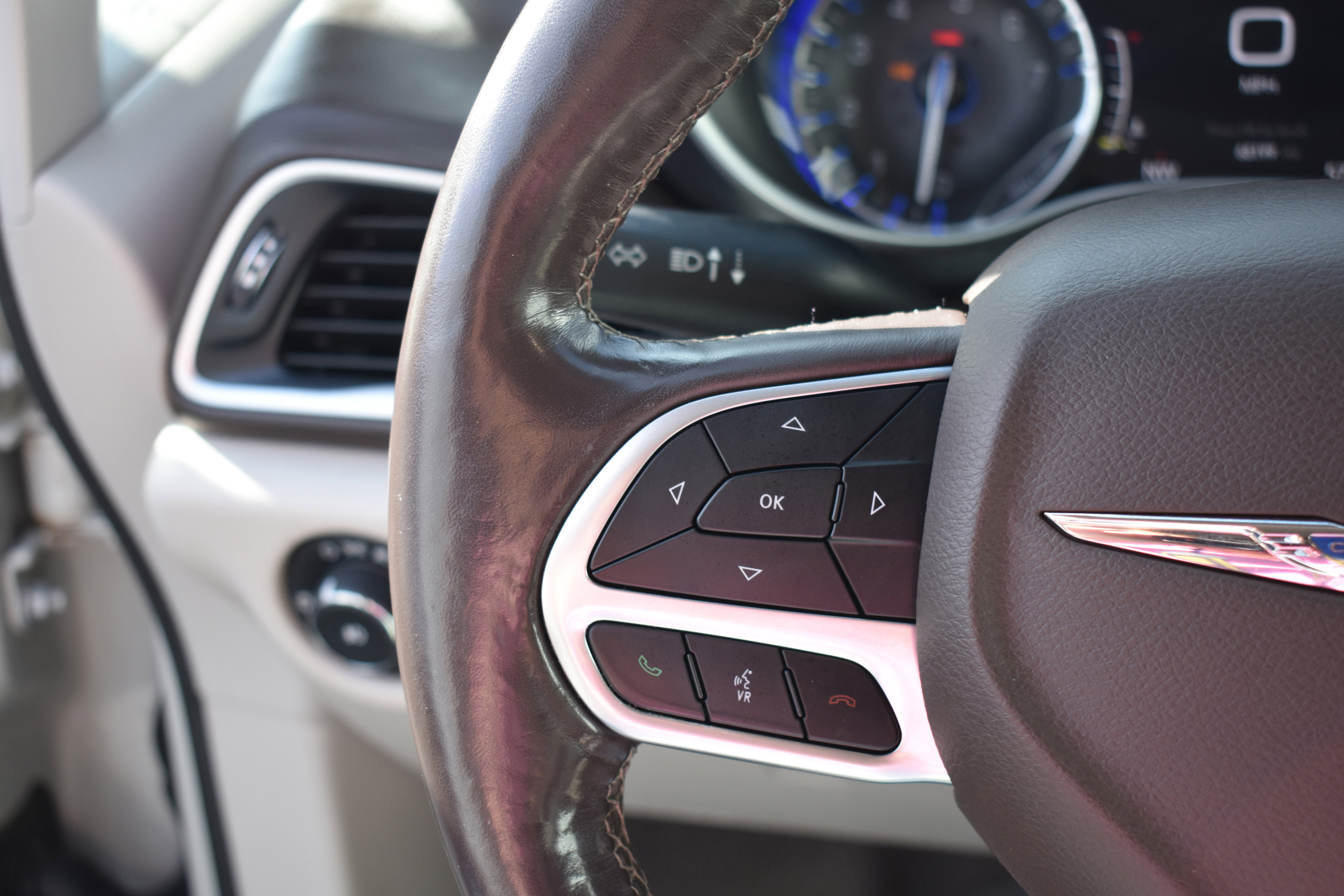 Used 2020 Chrysler Pacifica Touring-L Plus w/ Tire & Wheel Group image 15