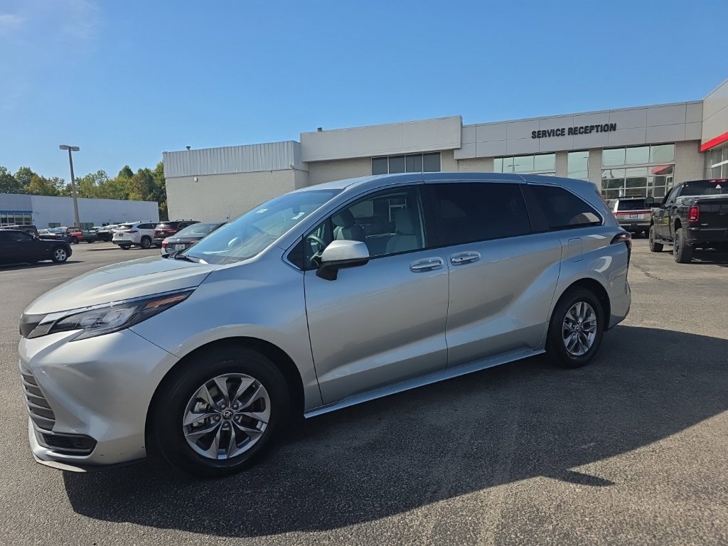 Certified 2025 Toyota Sienna LE FWD image 6