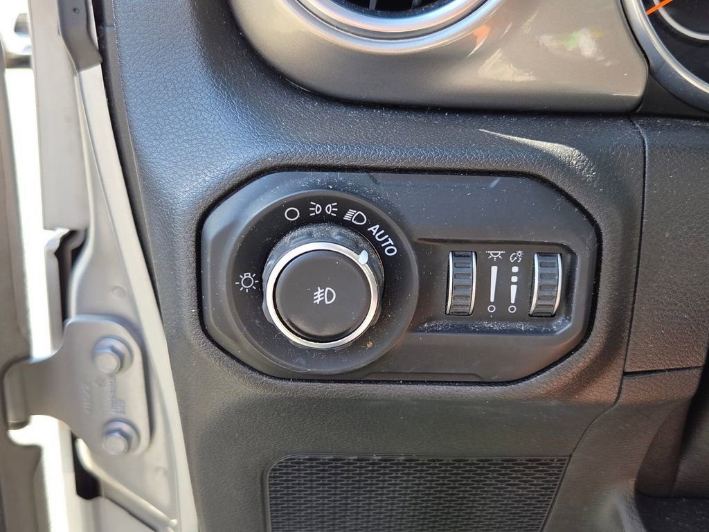 Used 2020 Jeep Wrangler Unlimited Sahara image 26