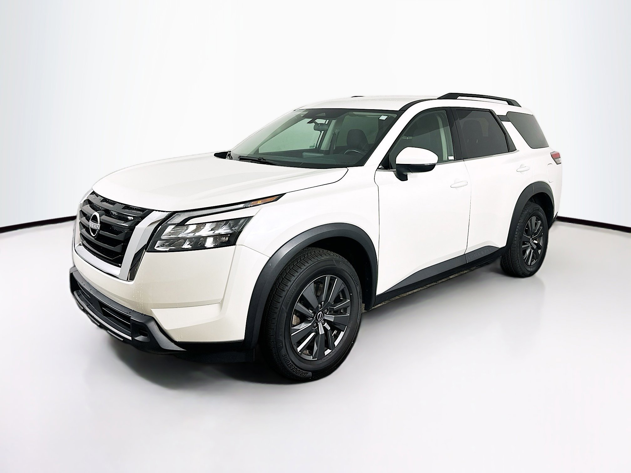 Used 2024 Nissan Pathfinder SV image 3