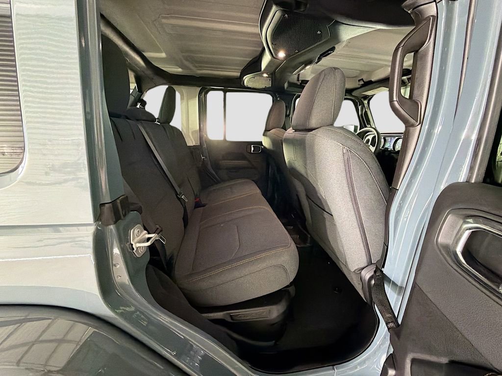 Used 2025 Jeep Wrangler Unlimited Sahara AWD/4WD image 30