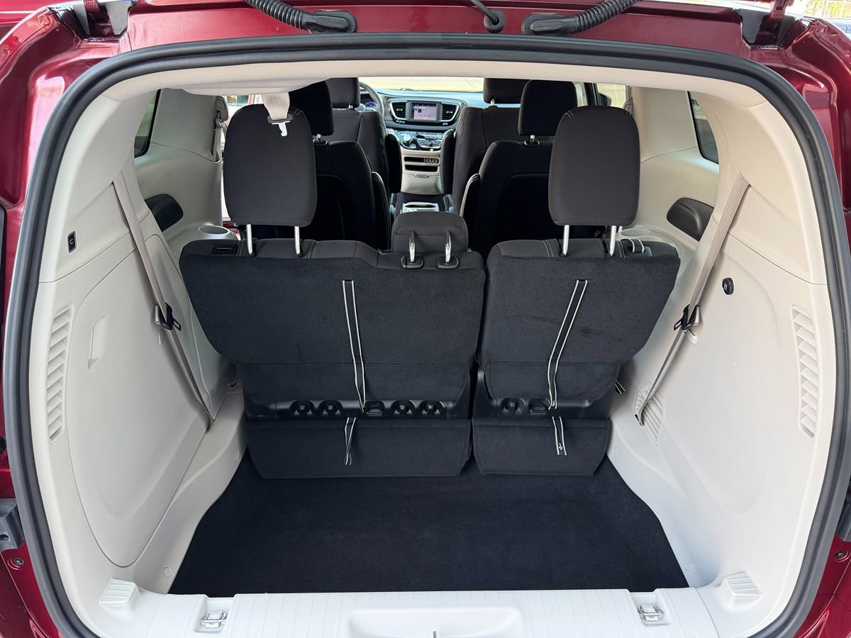 Used 2022 Chrysler Voyager LX FWD image 28