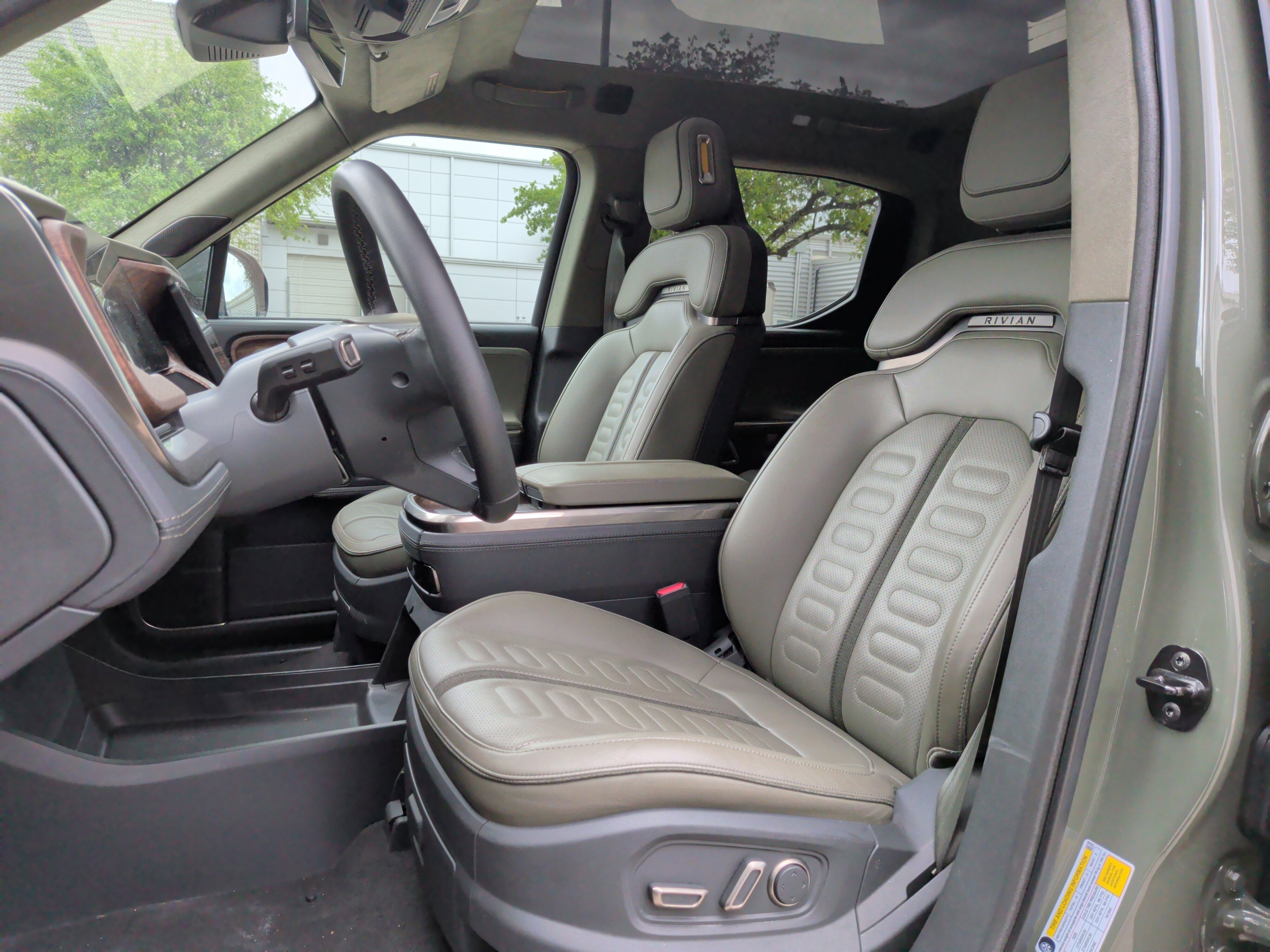 Used 2023 Rivian R1T Launch Edition image 17