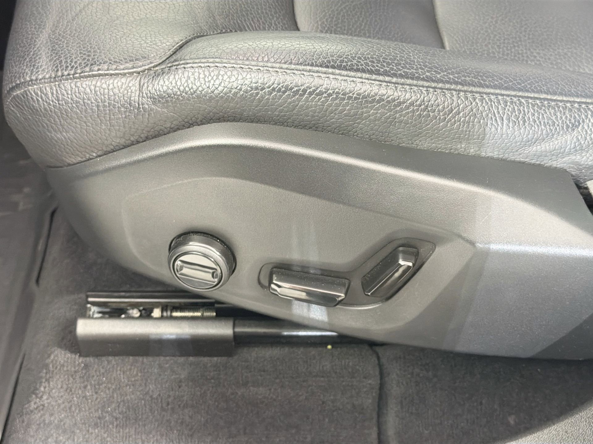 Certified 2023 Volvo XC60 B5 Plus FWD image 19