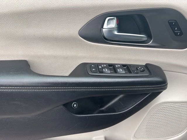 Used 2022 Chrysler Pacifica Touring-L w/ Uconnect Theater Family Group image 13