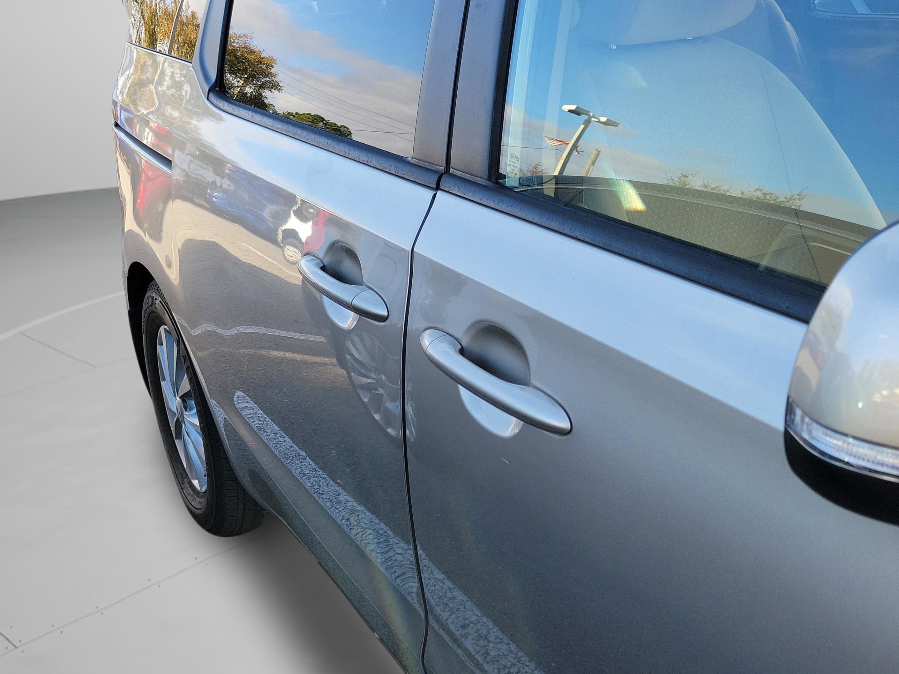 Used 2016 Kia Sedona LX w/ LX Convenience Package image 18