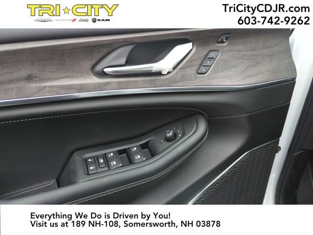 New 2025 Jeep Grand Cherokee L Overland w/ Luxury Tech Group IV image 8