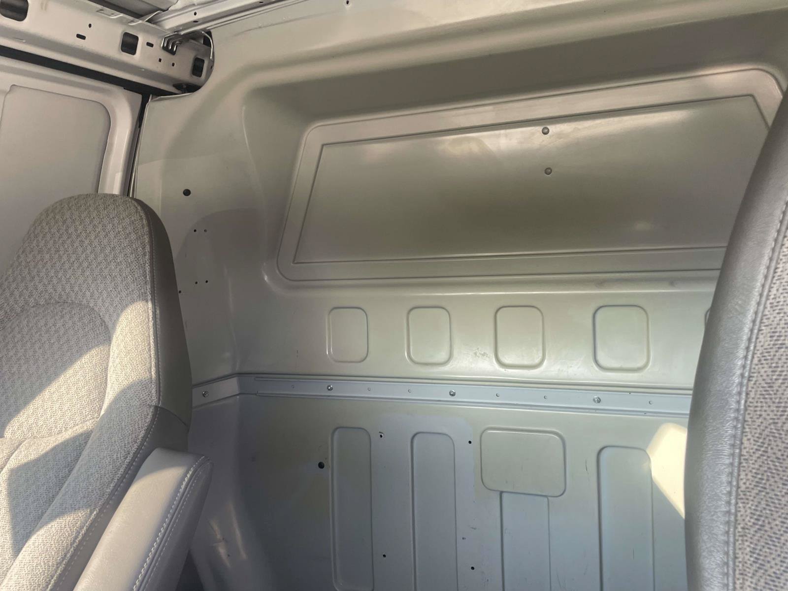 Used 2015 Chevrolet Express 2500 RWD image 11