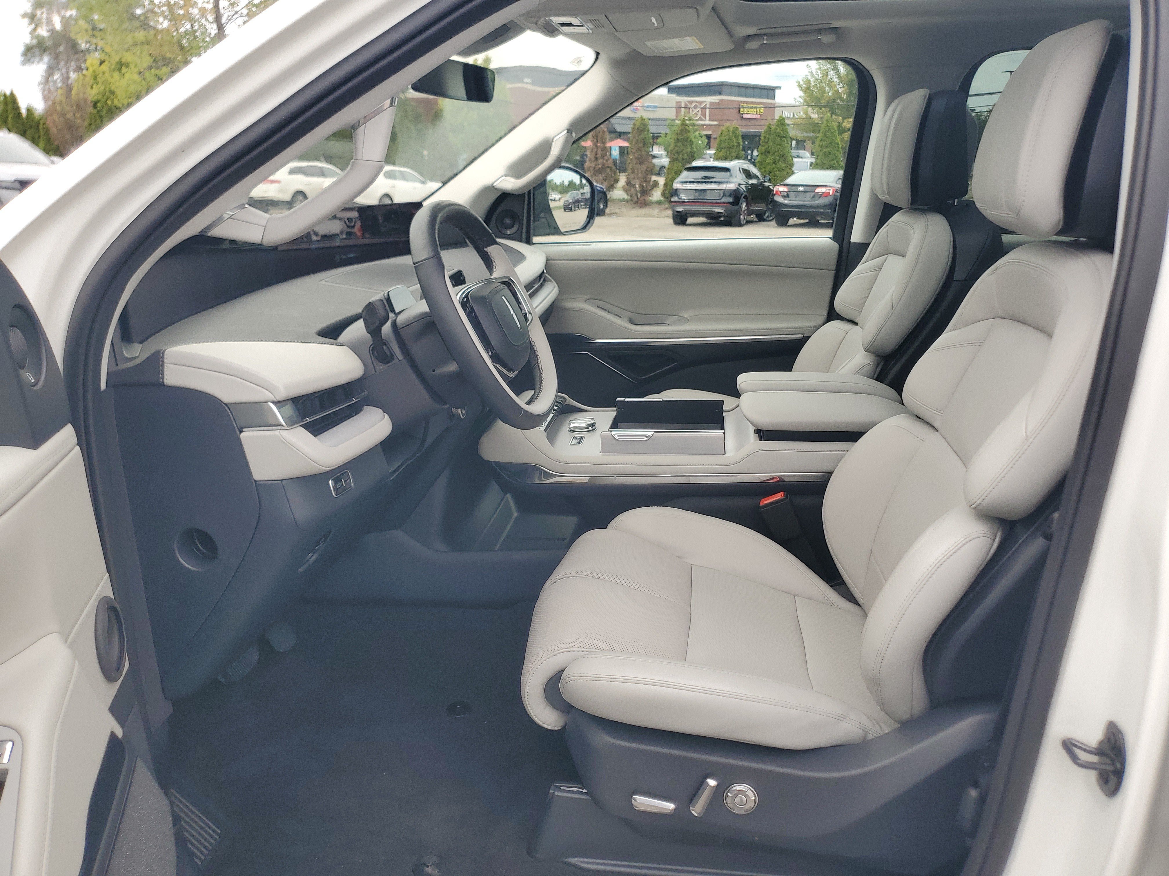 Used 2025 Lincoln Navigator Reserve AWD/4WD image 12