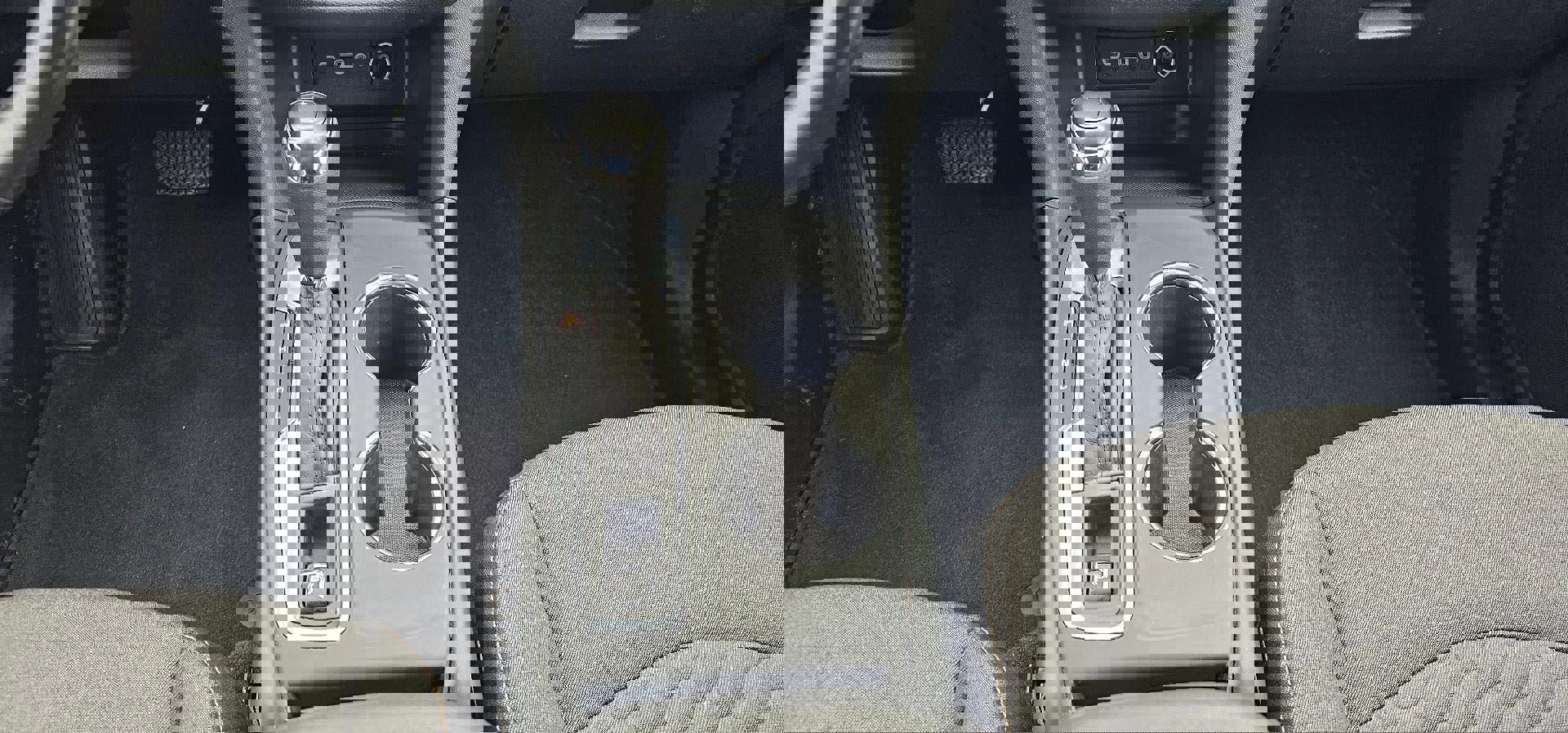 Used 2020 Chevrolet Equinox LT w/ Driver Convenience Package image 13