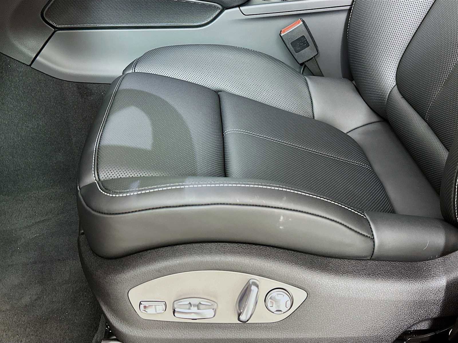 New 2026 Porsche Macan image 12