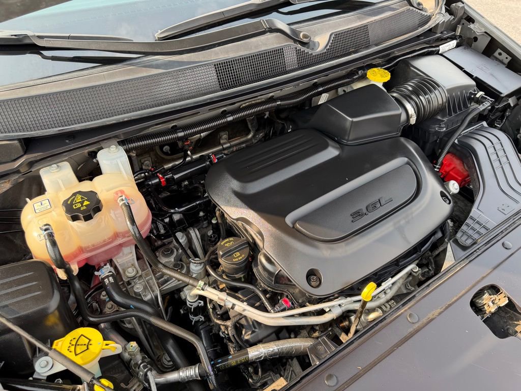 Used 2023 Chrysler Pacifica Touring-L image 38