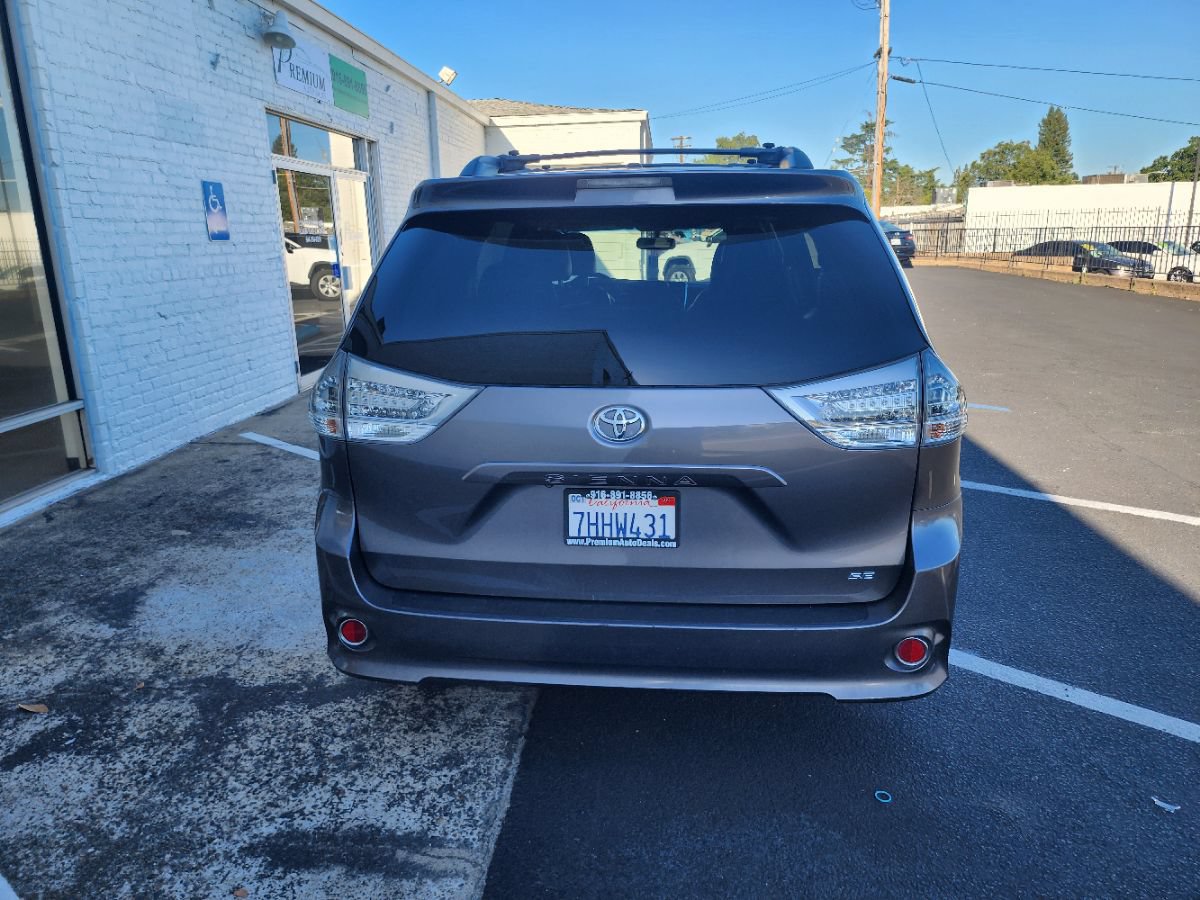 Used 2015 Toyota Sienna SE w/ SE Preferred Package FWD image 3