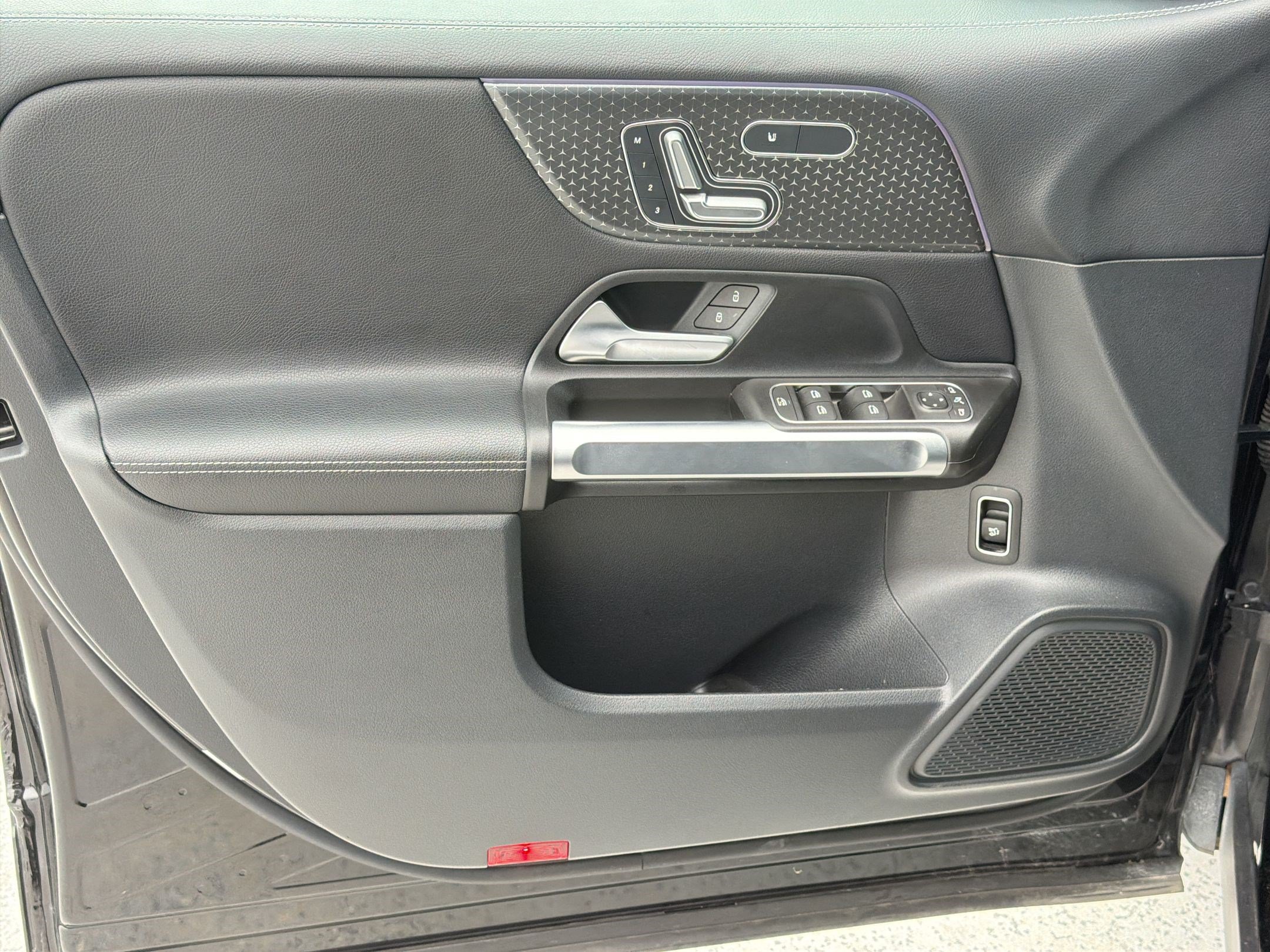 Used 2025 Mercedes-Benz GLB 250 4MATIC image 14