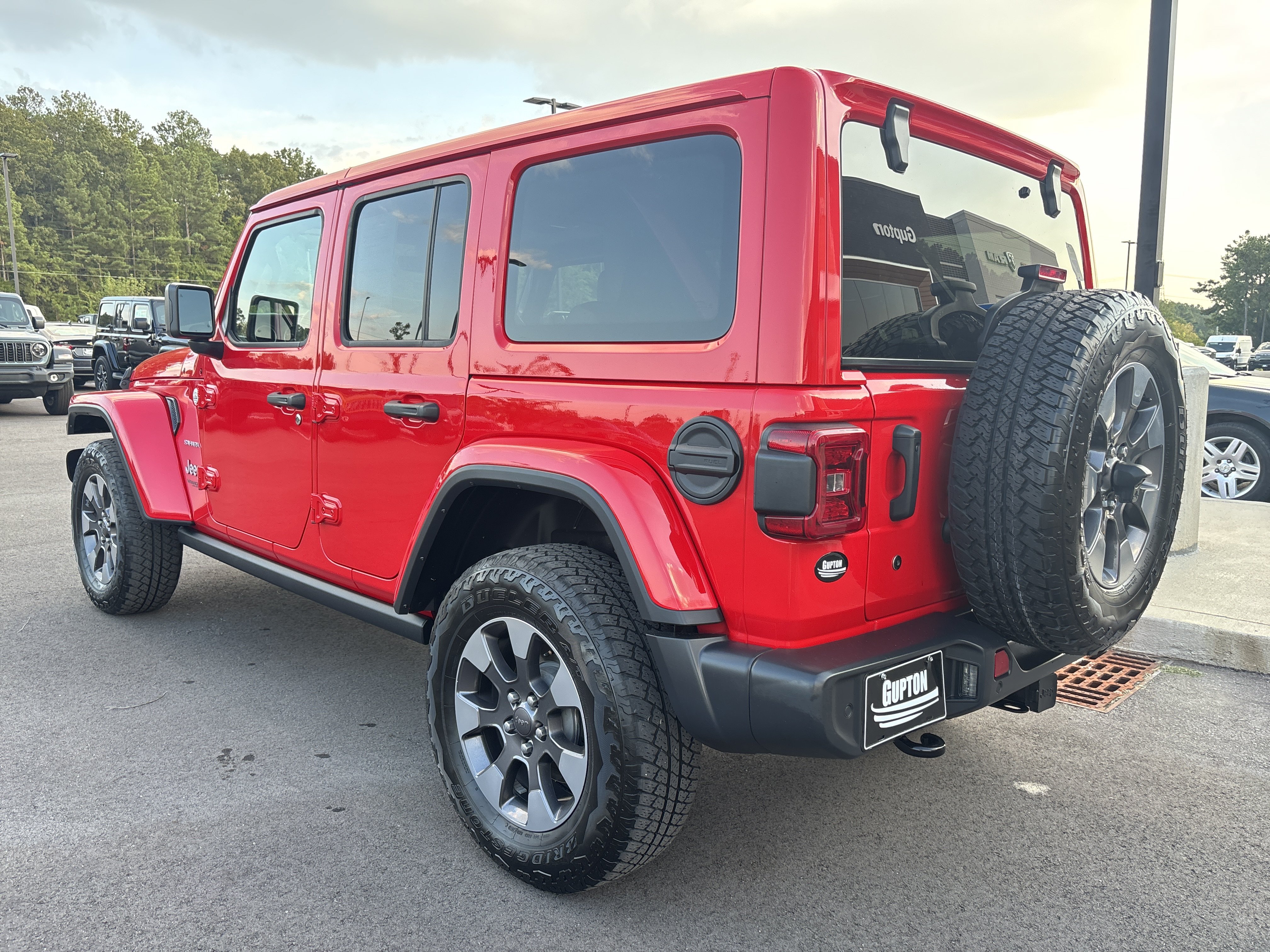 Used 2018 Jeep Wrangler Unlimited Sahara AWD/4WD image 3