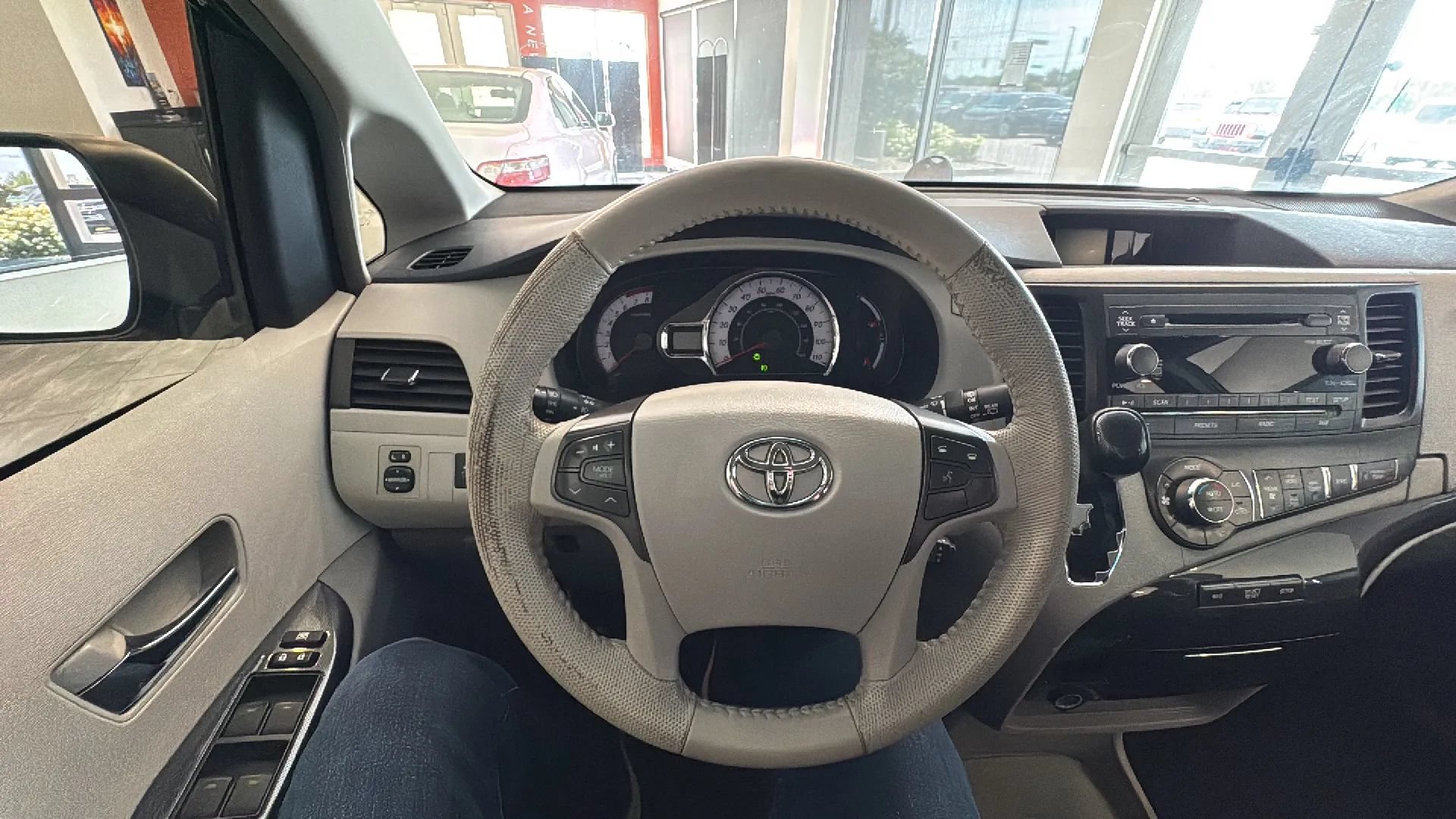 Used 2014 Toyota Sienna SE FWD image 43