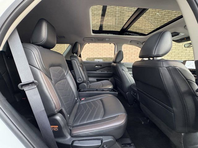 Used 2024 Nissan Pathfinder Platinum AWD/4WD image 11