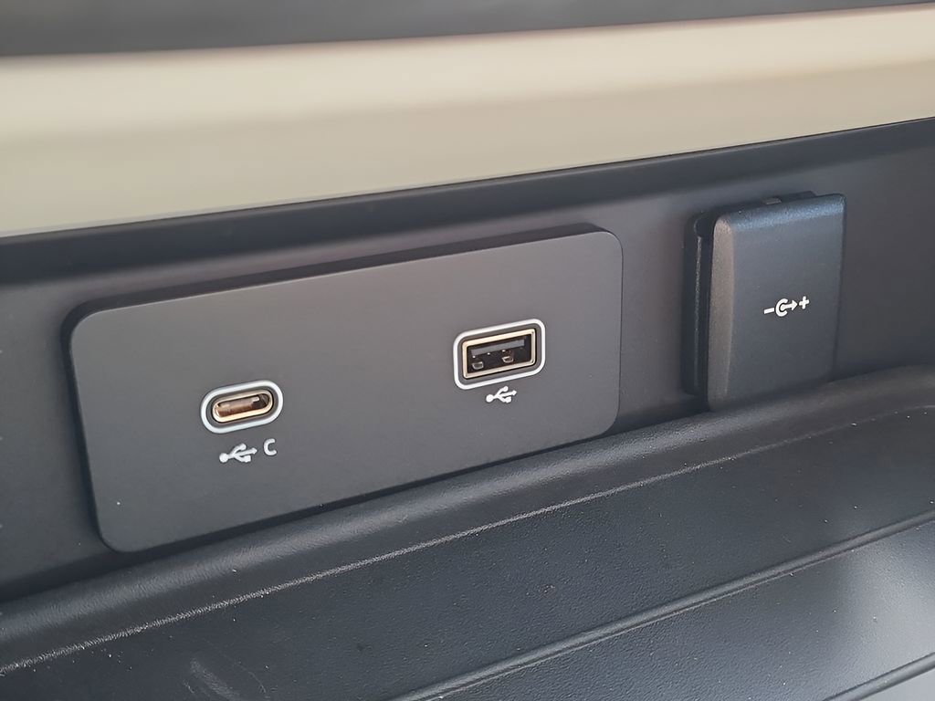 Used 2023 Land Rover Defender 130 First Edition image 31