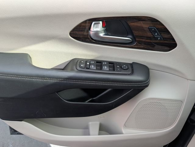 Used 2023 Chrysler Pacifica Limited image 40