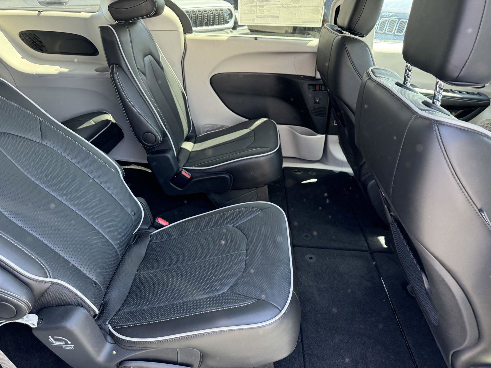 New 2024 Chrysler Pacifica Limited FWD image 10