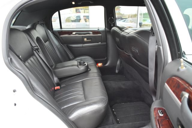 Used 2008 Lincoln Town Car Executive RWD image 37