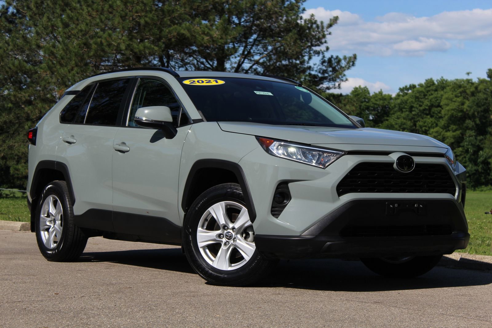 Used 2021 Toyota RAV4 XLE w/ Convenience Package AWD/4WD image 1