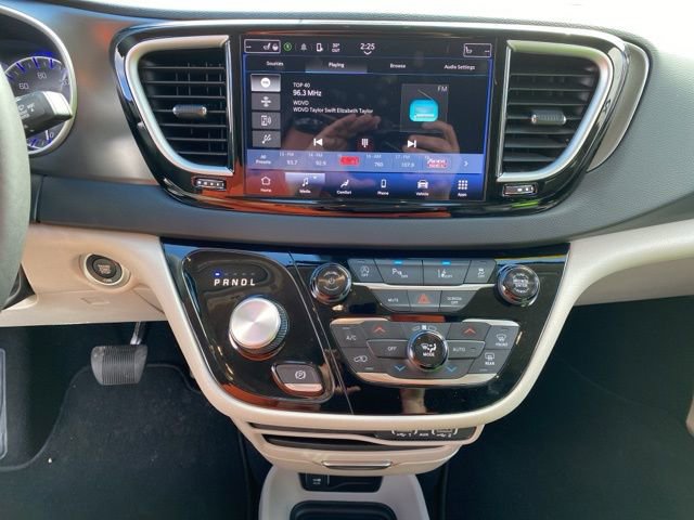 Used 2024 Chrysler Pacifica Touring-L FWD image 25
