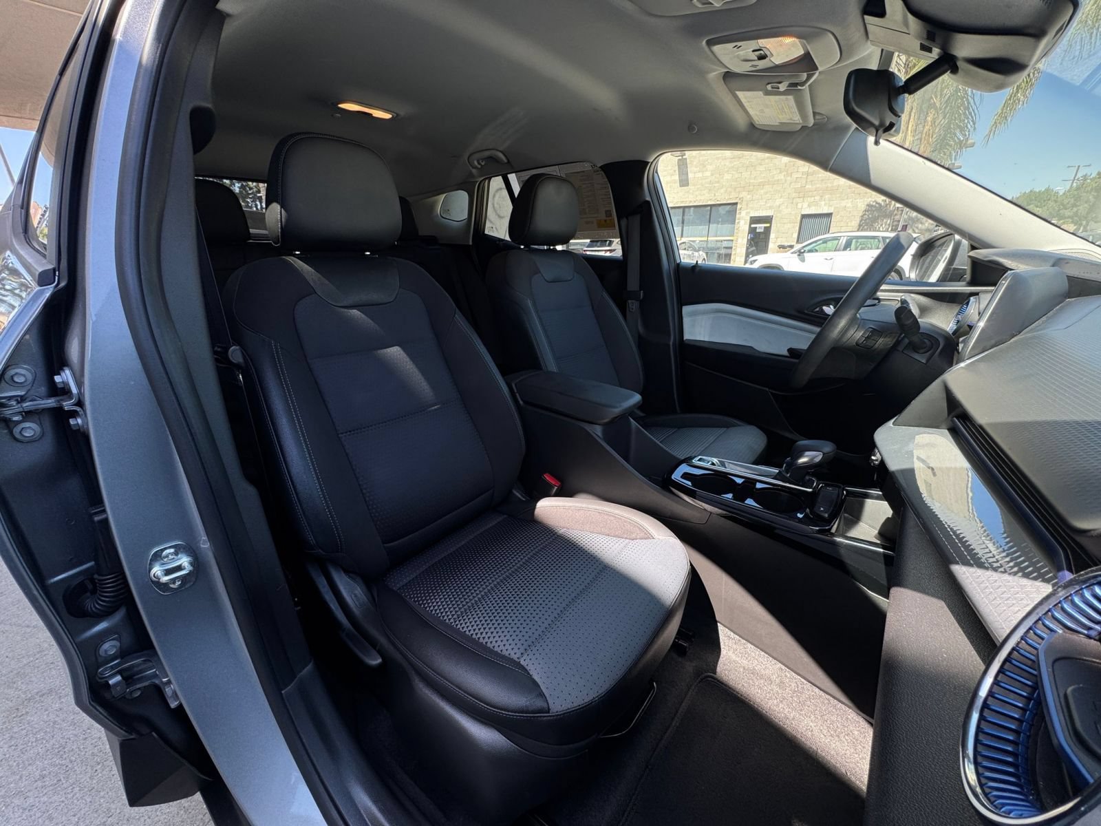 Used 2025 Chevrolet Trax LT FWD image 35