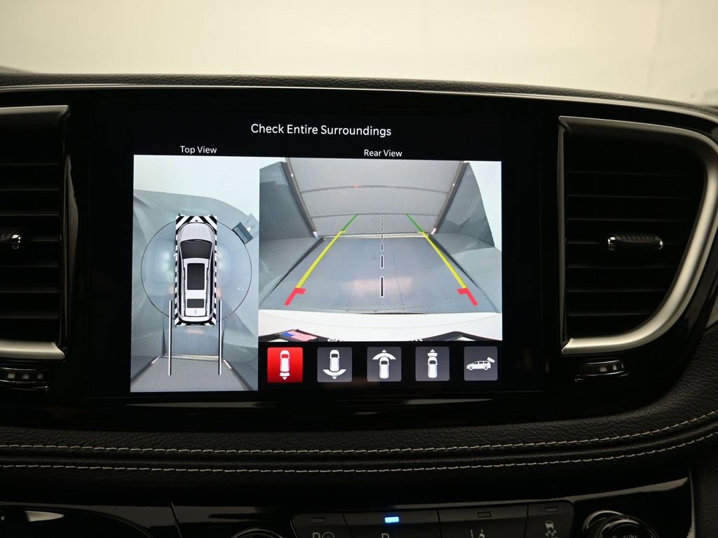 Used 2024 Chrysler Pacifica Select image 18