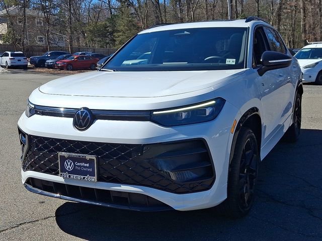 Certified 2025 Volkswagen Tiguan SE R-Line image 4