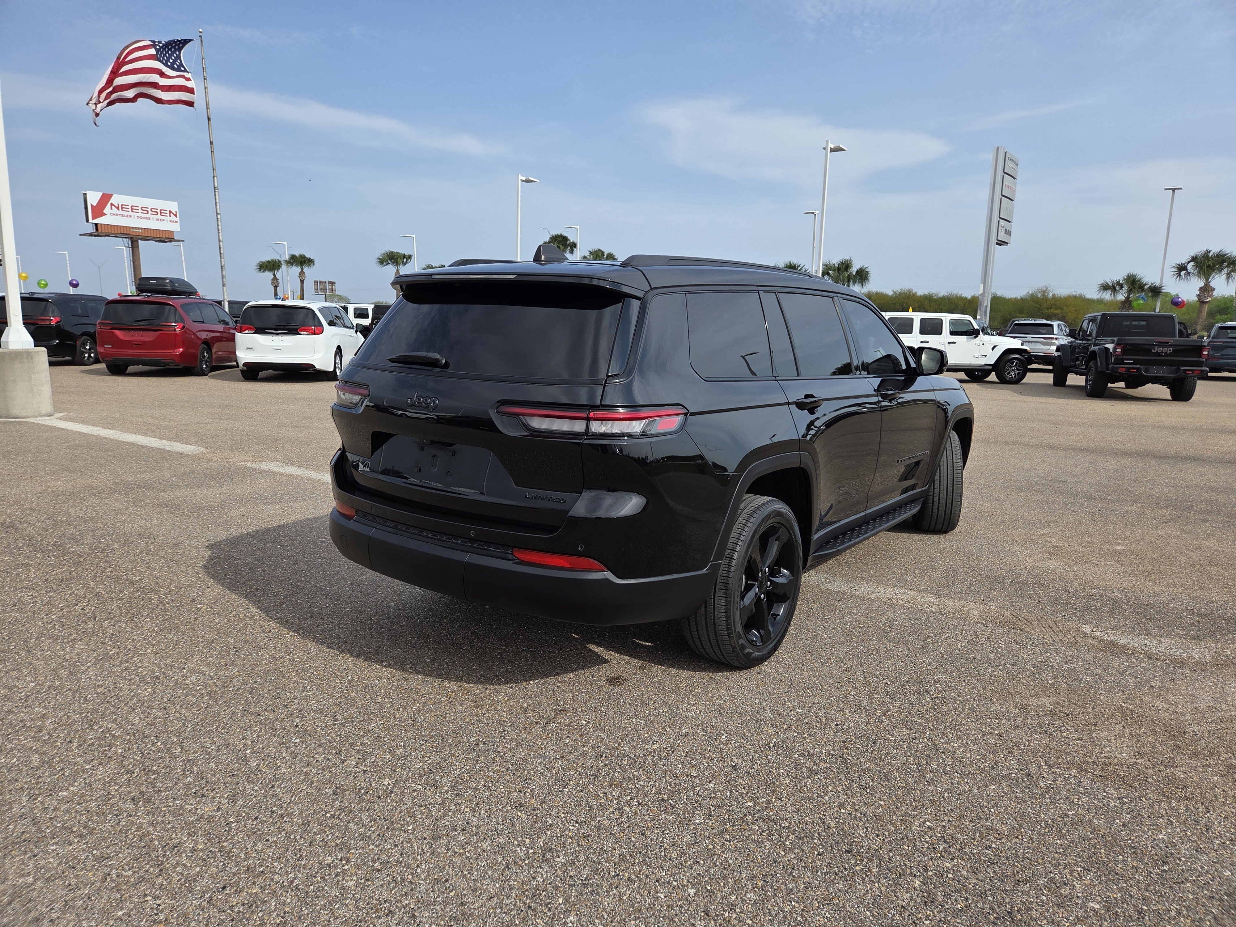 Used 2024 Jeep Grand Cherokee L Limited w/ Black Appearance Package image 7
