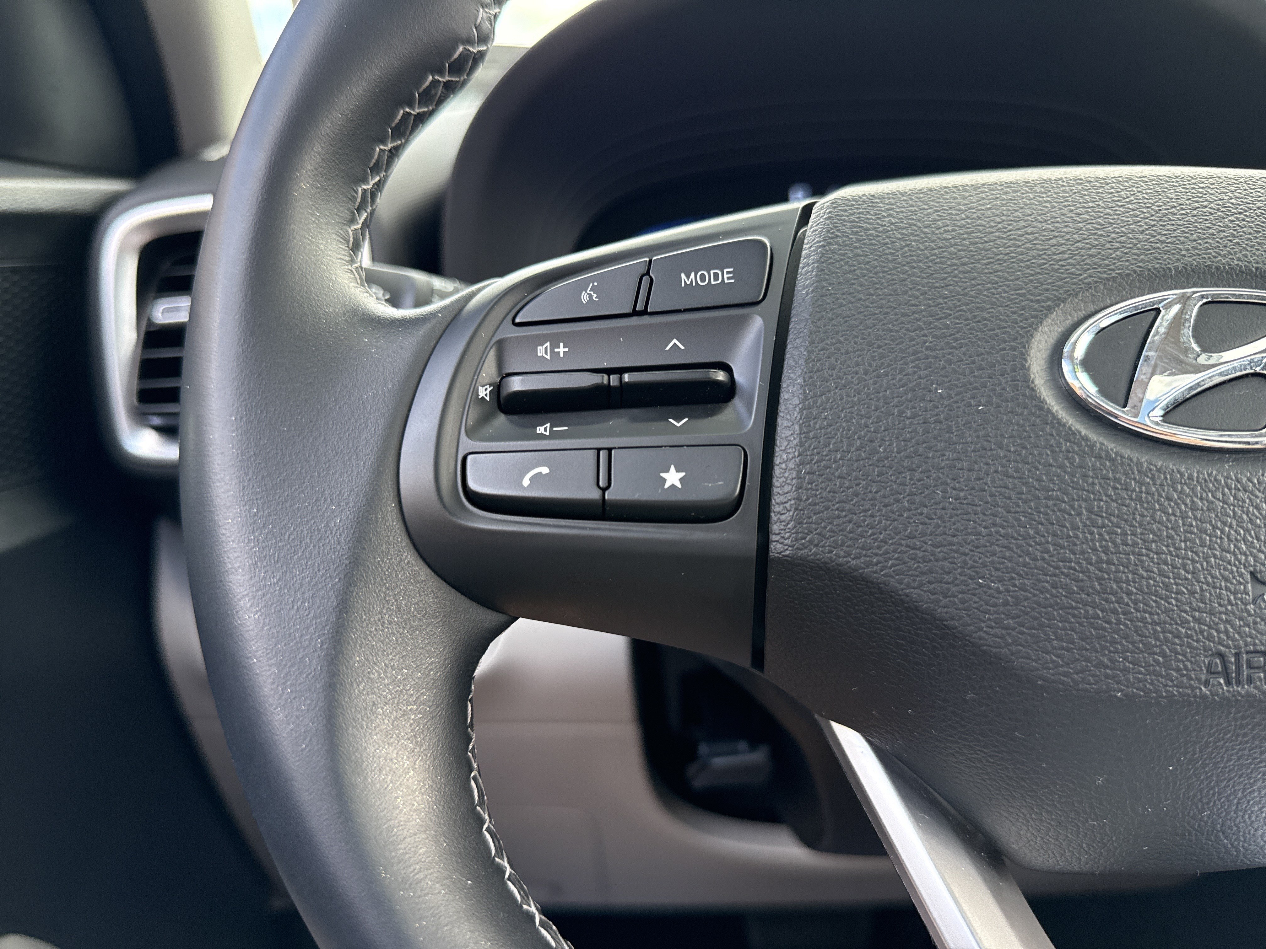 Certified 2025 Hyundai Venue SEL FWD image 20