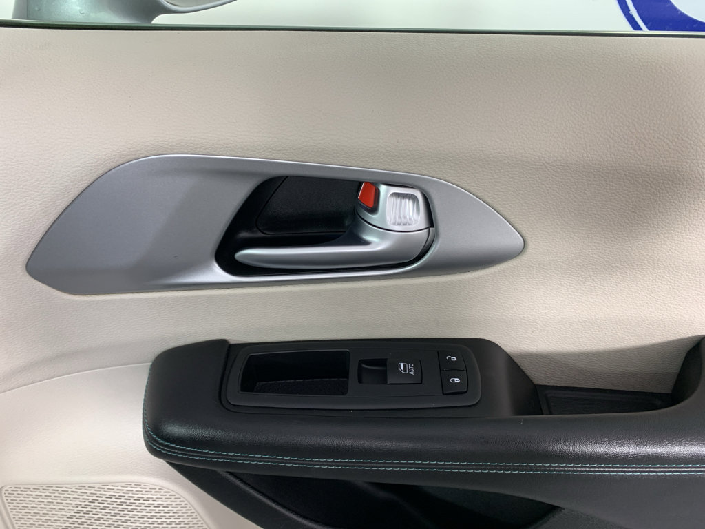 Used 2018 Chrysler Pacifica Touring Plus FWD image 36