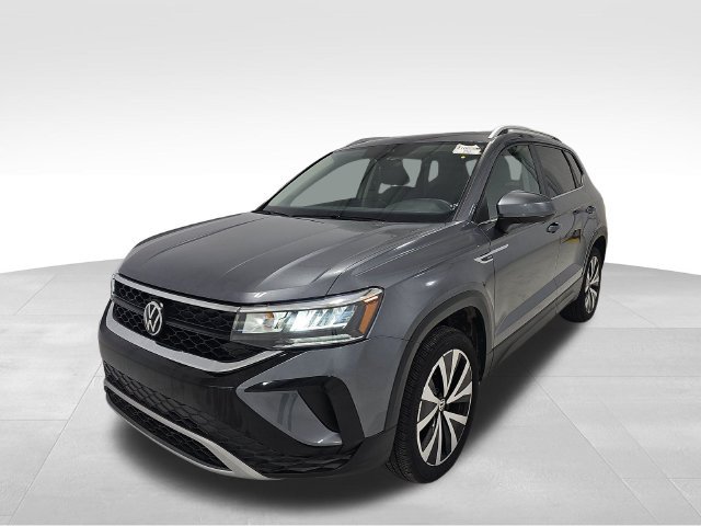 Used 2023 Volkswagen Taos SE w/ Panoramic Sunroof Package FWD image 3