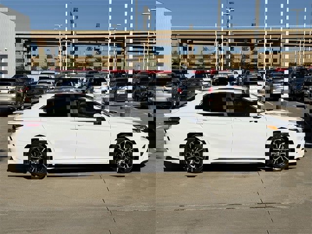 Used 2020 Toyota Camry SE image 3