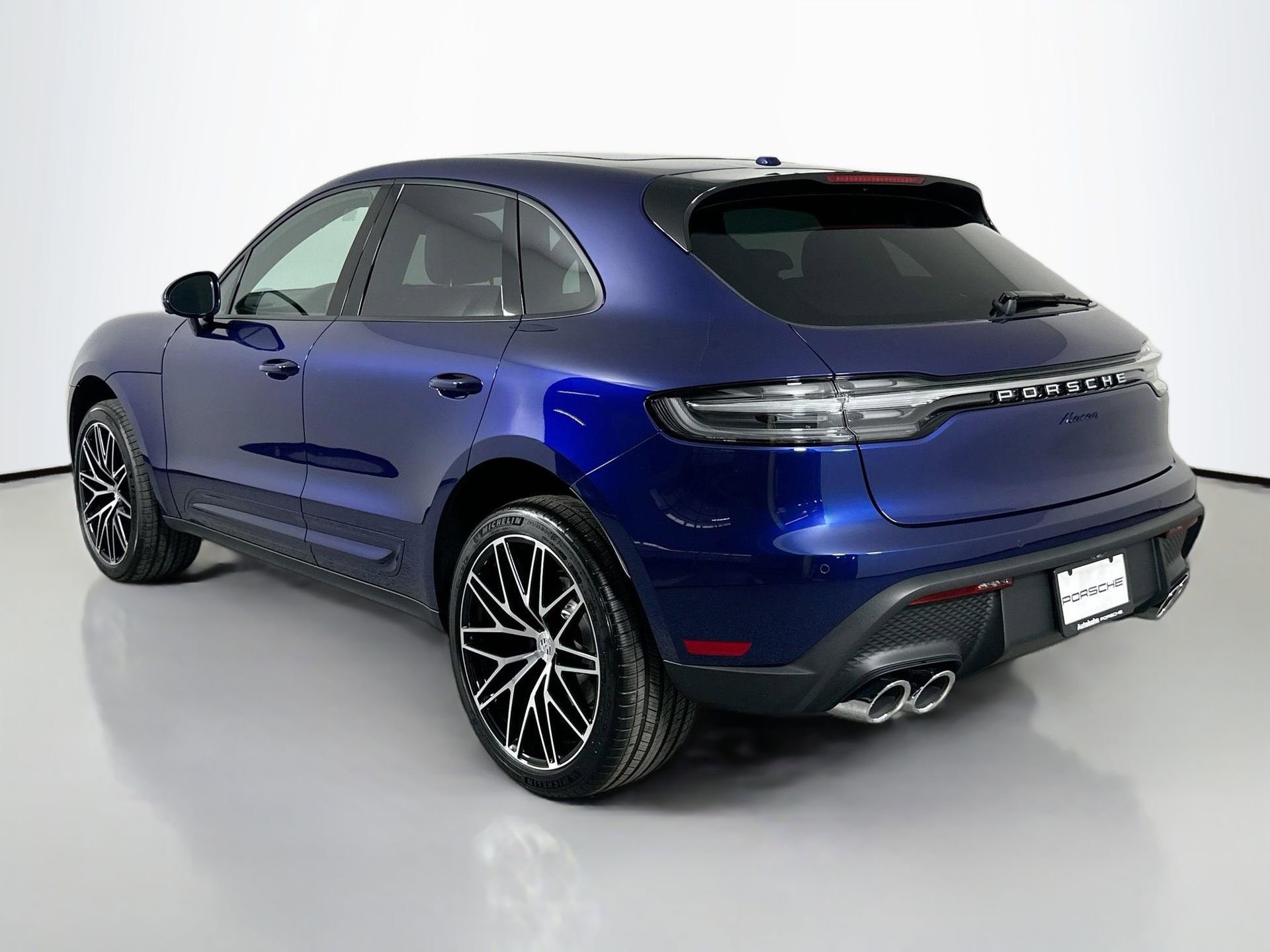 Certified 2025 Porsche Macan image 3