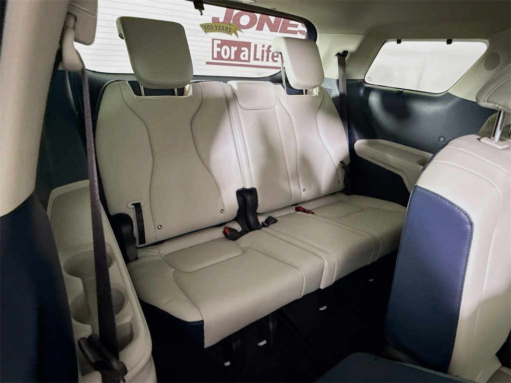 Used 2026 Kia Carnival EX image 32