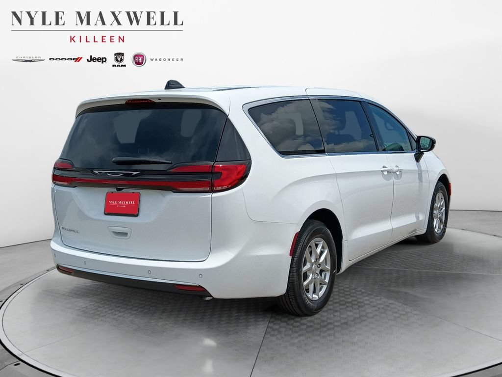 New 2027 Chrysler Pacifica Select FWD image 16