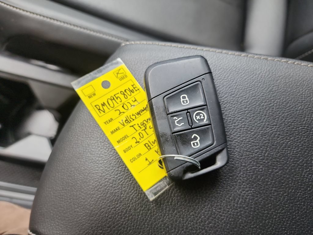 Used 2024 Volkswagen Tiguan SE AWD/4WD image 40
