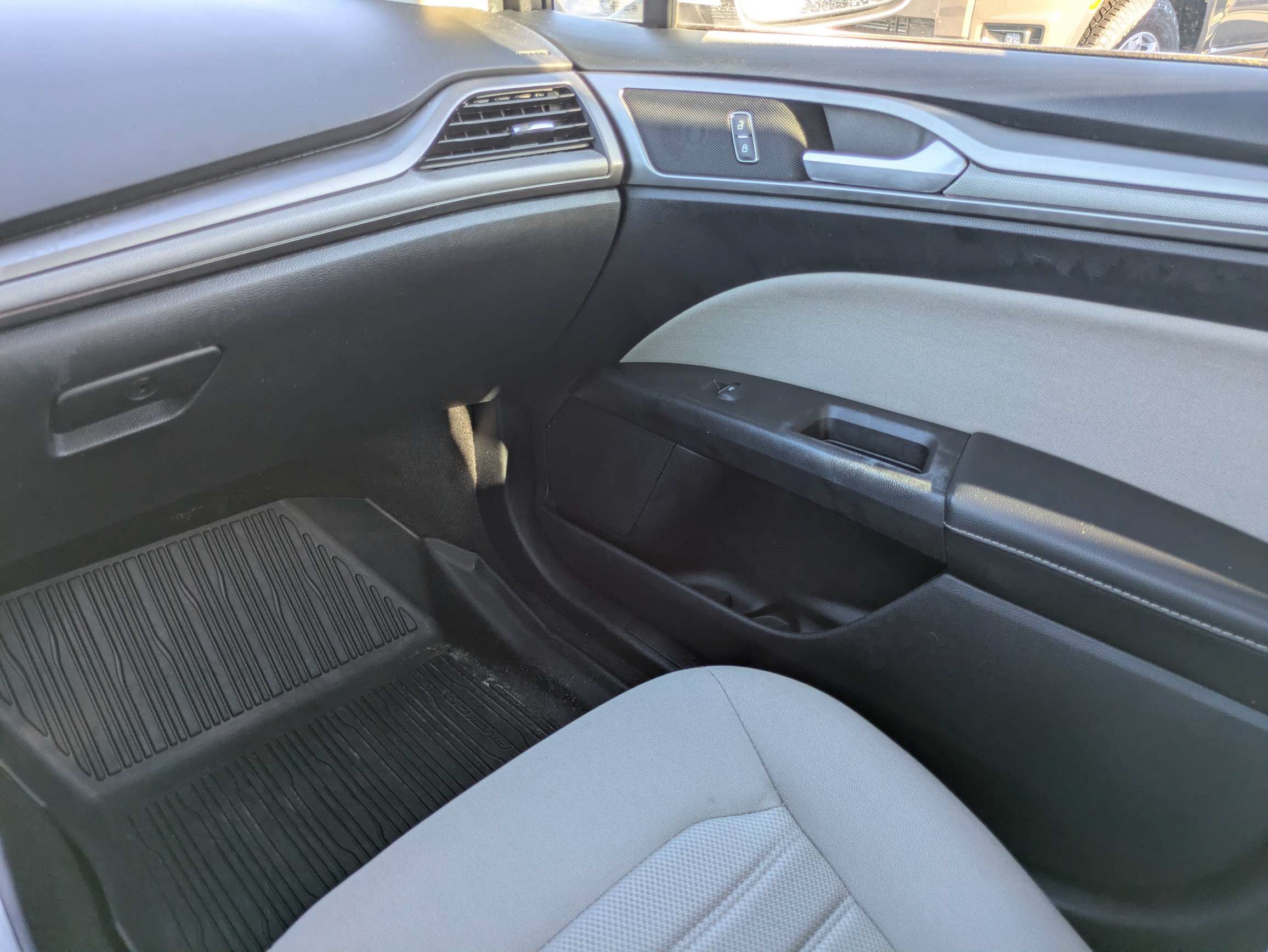 Used 2020 Ford Fusion S FWD image 18