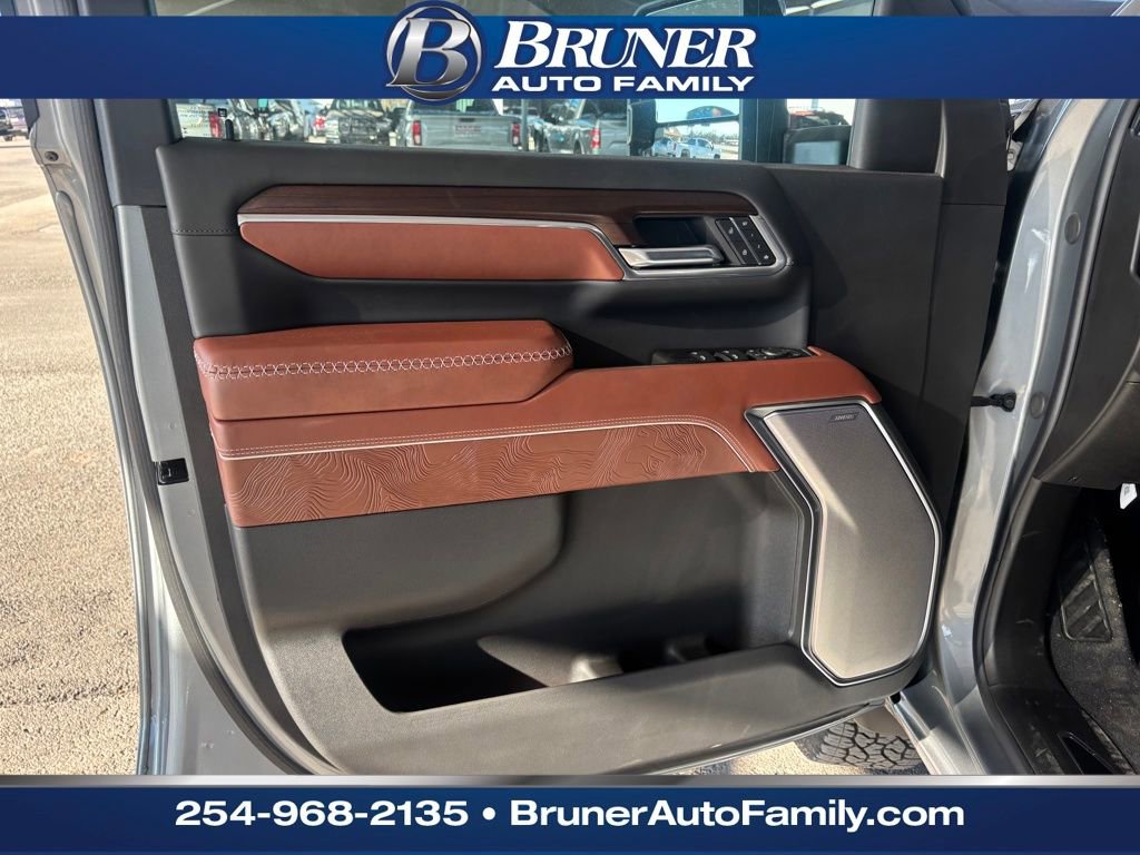 New 2026 GMC Sierra 2500 Denali Ultimate w/ LPO, Black Badging Package image 11